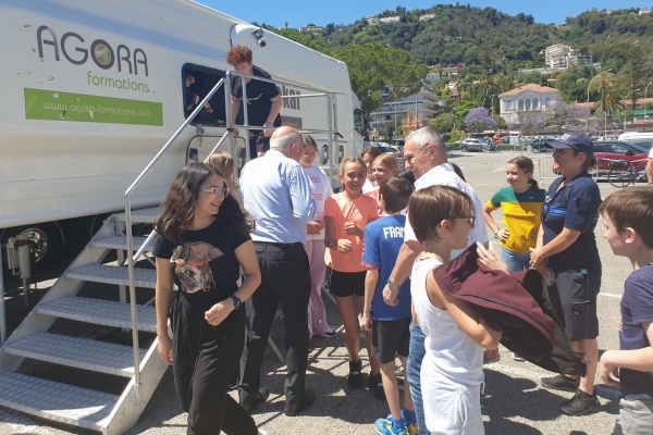 CAR PÉDAGOGIQUE : LES COLLÉGIENS SENSIBILISÉS AU PORT DE LA CEINTURE DE SÉCURITÉ