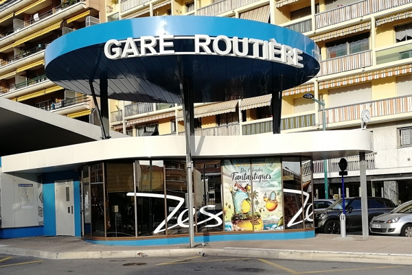 La gare routière de Menton aux couleurs de la Fête du Citron